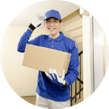 階段で荷物を運ぶ男性スタッフの画像